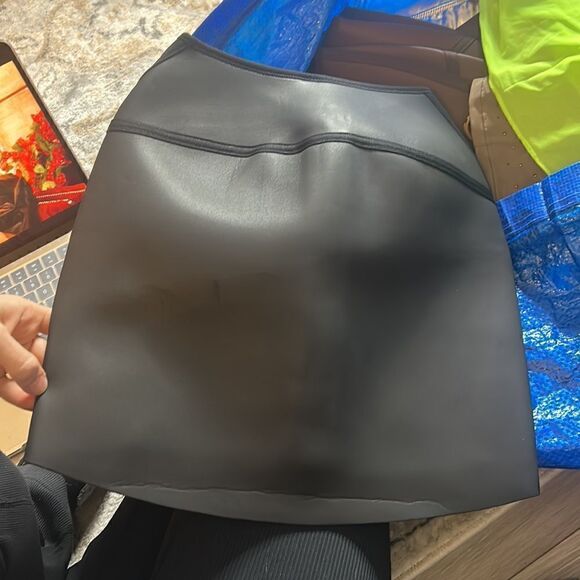NWT SKIMS RUBBERIZED SCUBA SWIM MINI SKIRT in Onyx XXS - Picture 7 of 7
